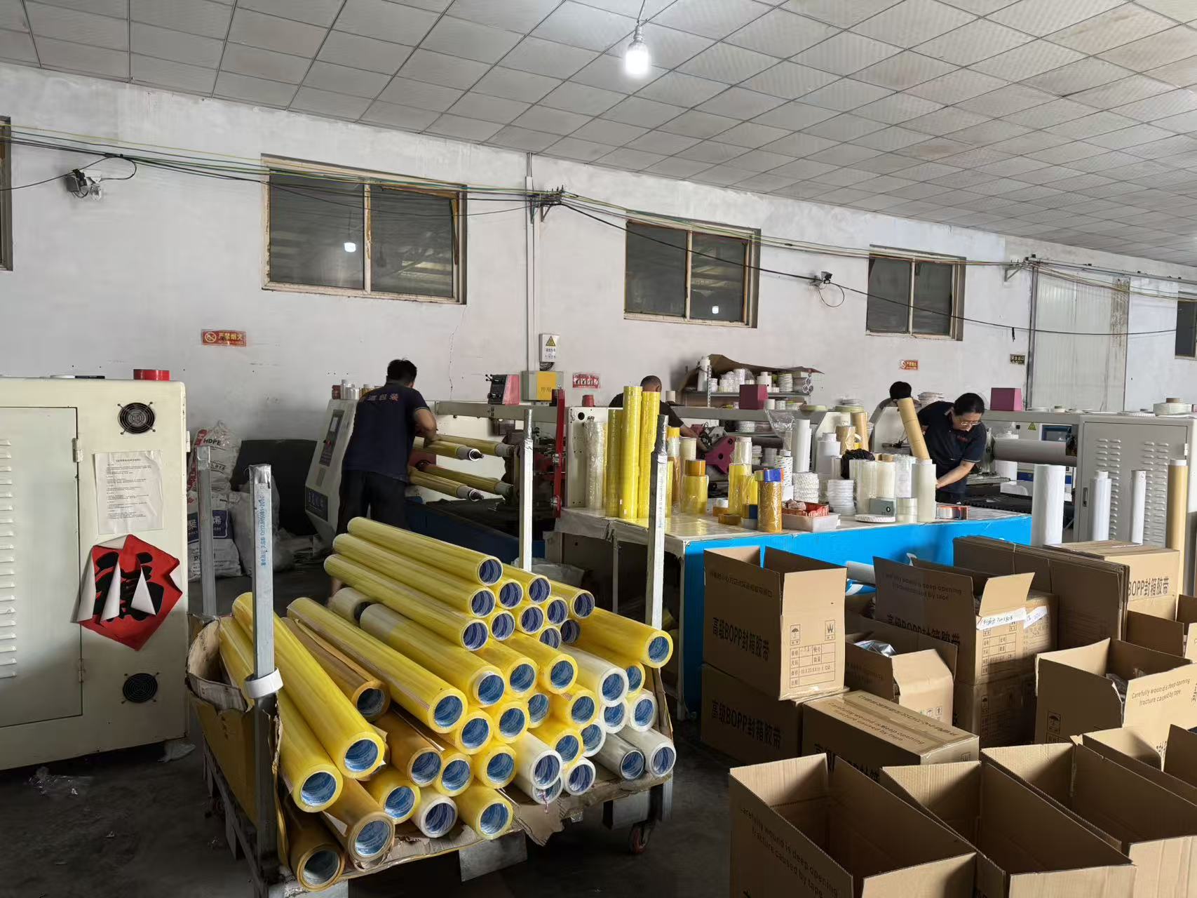 L'evento di team building in fabbrica migliora la coesione della produzione di nastri adesivi industriali